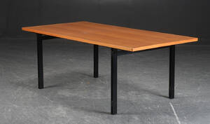 Hans J. Wegner for Johannes Andersen, bordplade af teak med senere stel af metal