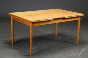 Hans J. Wegner. Spisebord, eg med hollandsk udtræk, model AT-316