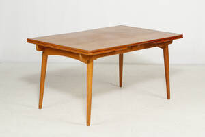 Hans J. Wegner. Spisebord af teakeg