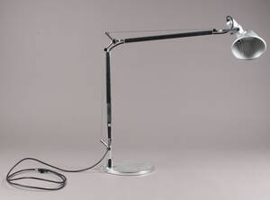 Michele De Lucchi og Giancarlo Fassina. Tolomeo bordlampe