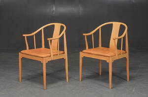 Hans J. Wegner . Et par armstole model Kinastolen. 2