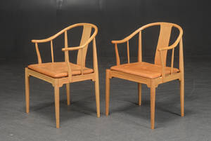 Hans J. Wegner. Et par armstole model Kinastolen. 2