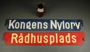 Skilte Kongens Nytorv og Rådhusplads samt beholder til brugte billetter af mahogni 3