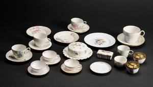 Den kgl. Porcelainsfabrik En samling ældre kopper 24