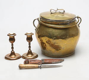 MÄSSINGSFÖREMÅL, 3 st och Morakniv, 181900-tal.