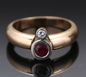 Ring af 14 kt. guld med rubin og brillant