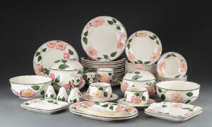 Villeroy Boch. Servicedele af bemalet fajance, Wild Rose 61