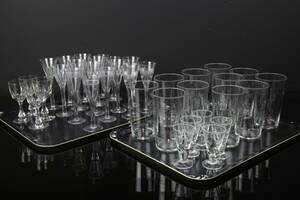 GROGGLAS, 11 st, och snapsglas, 5 st, etsad dekor, samt diverse snapsglas, olika modeller