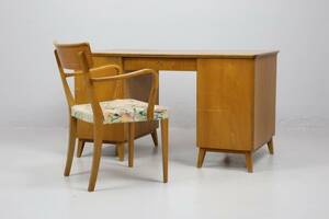 SKRIVBORD samt KARMSTOL, 1950-tal, alm