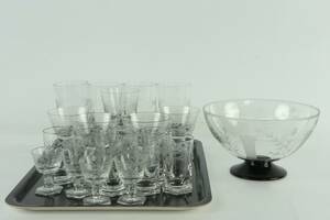 GLASSERVIS, 20 delar, slipad dekor, samt SKÅL på fot