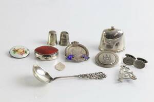 PARTI med silverföremål, bl.a. dosa, broscher 3 st, fingerborgar 2 st, totalt ca 101 g