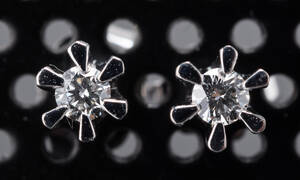 Par solitaire brillant ørestikker, ca. 0.12 ct. TWVVS, 14 kt. hvidguld