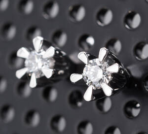 Par solitaire brillant ørestikker, ca. 0.06 ct. TWVVS, 14 kt. hvidguld