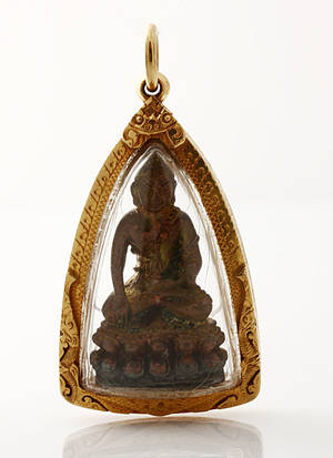 Vedhæng med Buddha i ramme af guld. 1900tallet