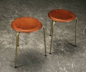 Arne Jacobsen, et par taburetter, produceret hos Fritz Hansen. 2