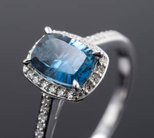 Ring med topas og diamanter, 14 kt. hvidguld