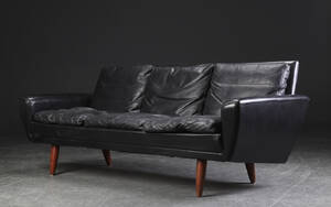 Georg Thams. Tre-pers. sofa, sort læder, ben af palisander