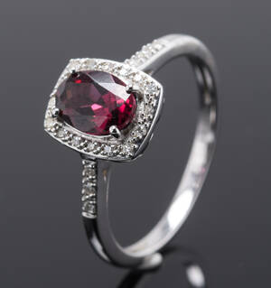 Ring med rhodolit og diamanter, 14 kt. hvidguld