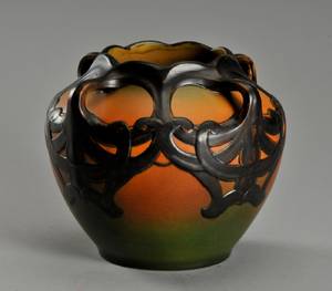 Ipsens Enke. Vase med ornamenter og hanke