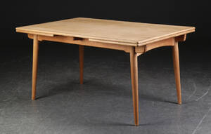 Hans J. Wegner. Spisebord af eg med udtræk, AT-312