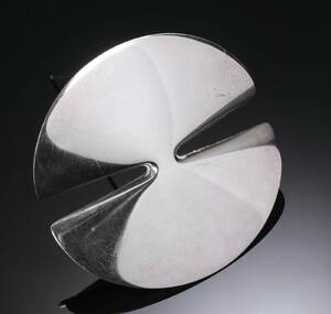 Nanna Ditzel for Georg Jensen. Broche af sterlingsølv, dessin nr. 337
