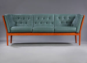 Stouby. Tre-pers sofa af kirsebærtræ, model Maria, grøn læder
