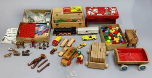 En samling div. ældre legetøj, bl.a Brio, Lego og Kay Bojesen