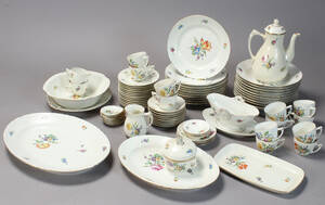 Bing Grøndahl m.fl. Saksisk blomst stel af porcelæn m.fl. 74