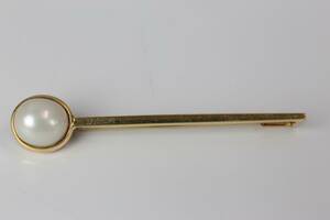 BROSCH med mabepärla, guld, 18 k, 4,7 g, Hugo Strömberg AB, Stockholm, 1943