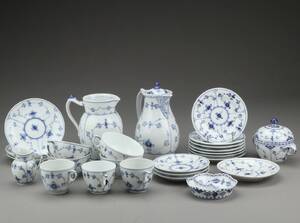 Royal Copenhagen. Dele til kaffestel, musselmalet. 26