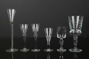 PARTI med glas, bl.a. snapsglas, 5 st, 1700-tals inspirerade