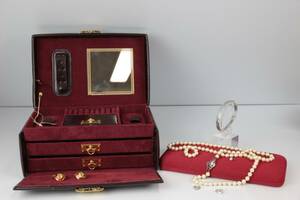 SMYCKESSKRIN med armband, manschettknappar, örhängen, colliér, bl.a. silver