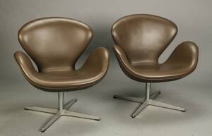 Arne Jacobsen. Lænestol, Par Svaner model 3320, mørkebrunt læder 2