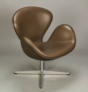 Arne Jacobsen. Lænestol, Svanen model 3320, mørkebrunt læder