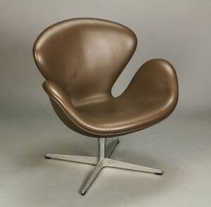 Arne Jacobsen. Lænestol, Svanen model 3320, mørkebrunt læder