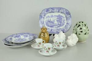 PARTI med fat, 4 st, lockask, servisdelar, ljuslykta samt figuriner, bl.a. Rörstrand, Guebbel, Guldkroken, Hjo
