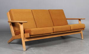 Hans J. Wegner. Fritstående trepers. sofa, model GE-2903