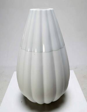 Royal Copenhagen Riflet vase af hvid porcelæn