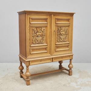 Skåp, barockstil. Bredd 102 cm. Djup 45 cm