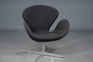 Arne Jacobsen. Lænestol Svanen med sort uld, model 3320