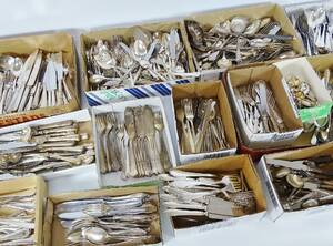 Stort parti bestick, mestadels nysilver