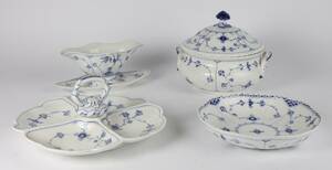 Royal Copenhagen Musselmalet riflet Terrin, cabaretfad, sovseskål og en halvblonde skål 4