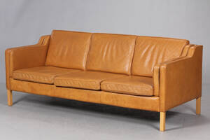Stouby. Tre-pers. sofa. Model Eva. Betrukket med cognac farvet skind