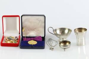 PARTI med bägare, saltkar, punschmugg, medalj, smycken, bl.a. silver