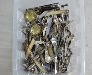 ca. 9 kg. mestadels bestick, mestadels nysilver, ej examinerat