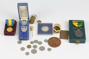 PARTI med mynt, märken och medaljer, bl.a. silver