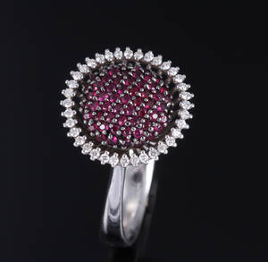 Rubin- og brillantring af 18 kt. hvidguld, i alt ca. 1.75 ct