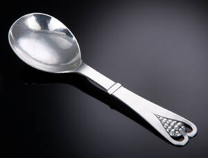 Georg Jensen. Tidlig serveringsske af let hammerslået sølv, ca. 1904-08