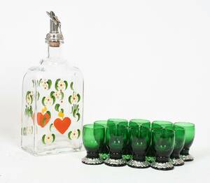 Snapsglas med brännvinsflaska 193040-tal