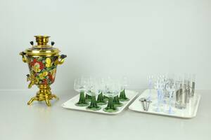 PARTI med bl.a. kaffeglas, Dorre, vinglas, samt samovar